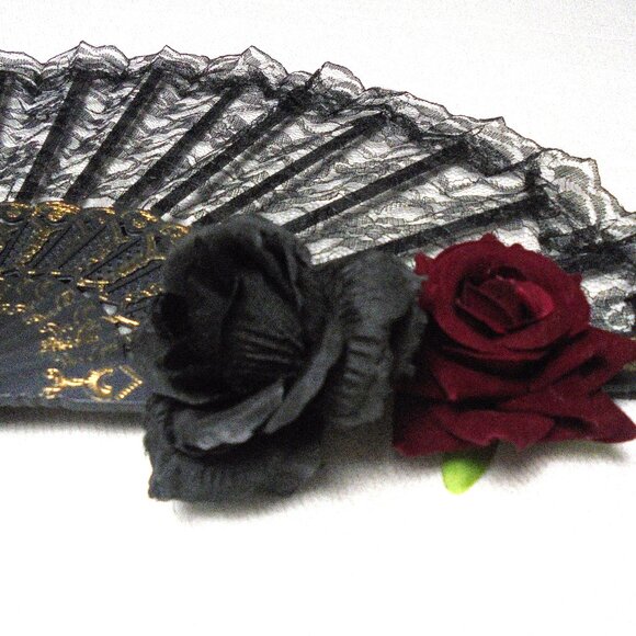 Hand fan black lace with roses and tussle NEW - Picture 2 of 7